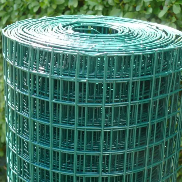 PVC-Coated-Welded-Wire-Mesh-Roll-Up-Close